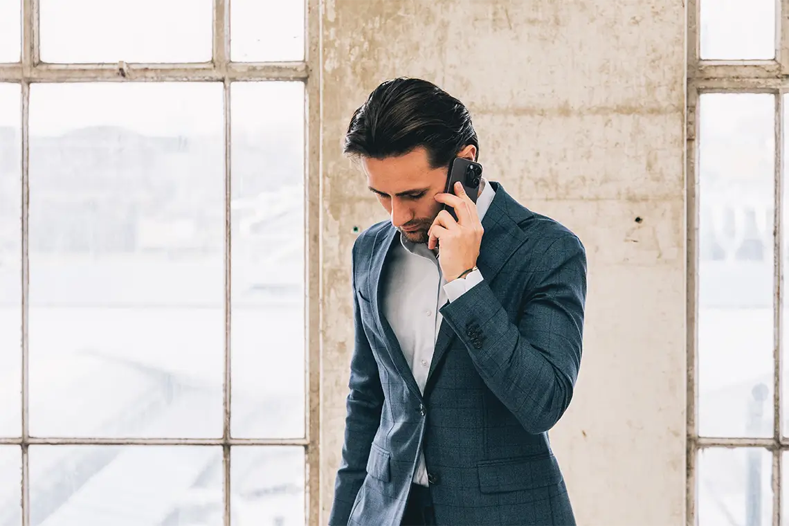 man aan het bellen in industriële omgeving